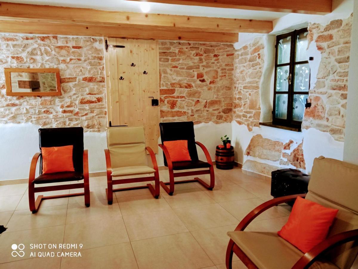Villa Mala Kuca Sa Velikim Grijanim Bazenom Antonio Šišan Exterior foto